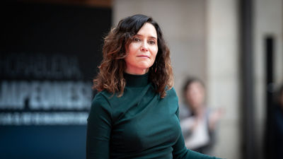 Ayuso presenta un documento con los '100 escándalos' de los 100 días de Gobierno de Sánchez