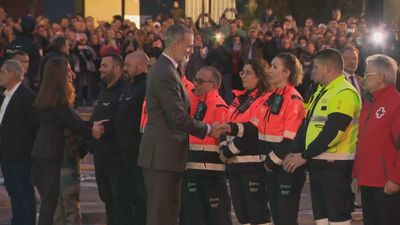 Los reyes visitan el edificio incendiado y agradecen su labor a los cuerpos de emergencia