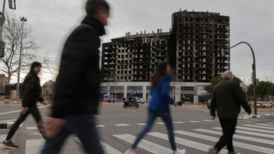 Valencia intenta retomar el pulso tras el incendio en Campanar y recibe la visita de los reyes