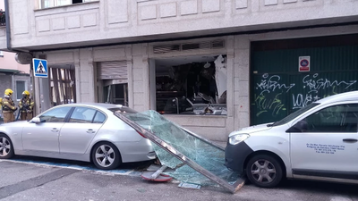 Una explosión de gas destroza una carnicería en Ferrol y resultan heridas dos personas