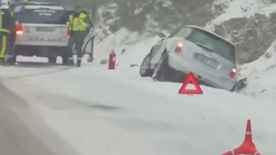 Varios vehículos quedan atrapados por la nieve en Navacerrada