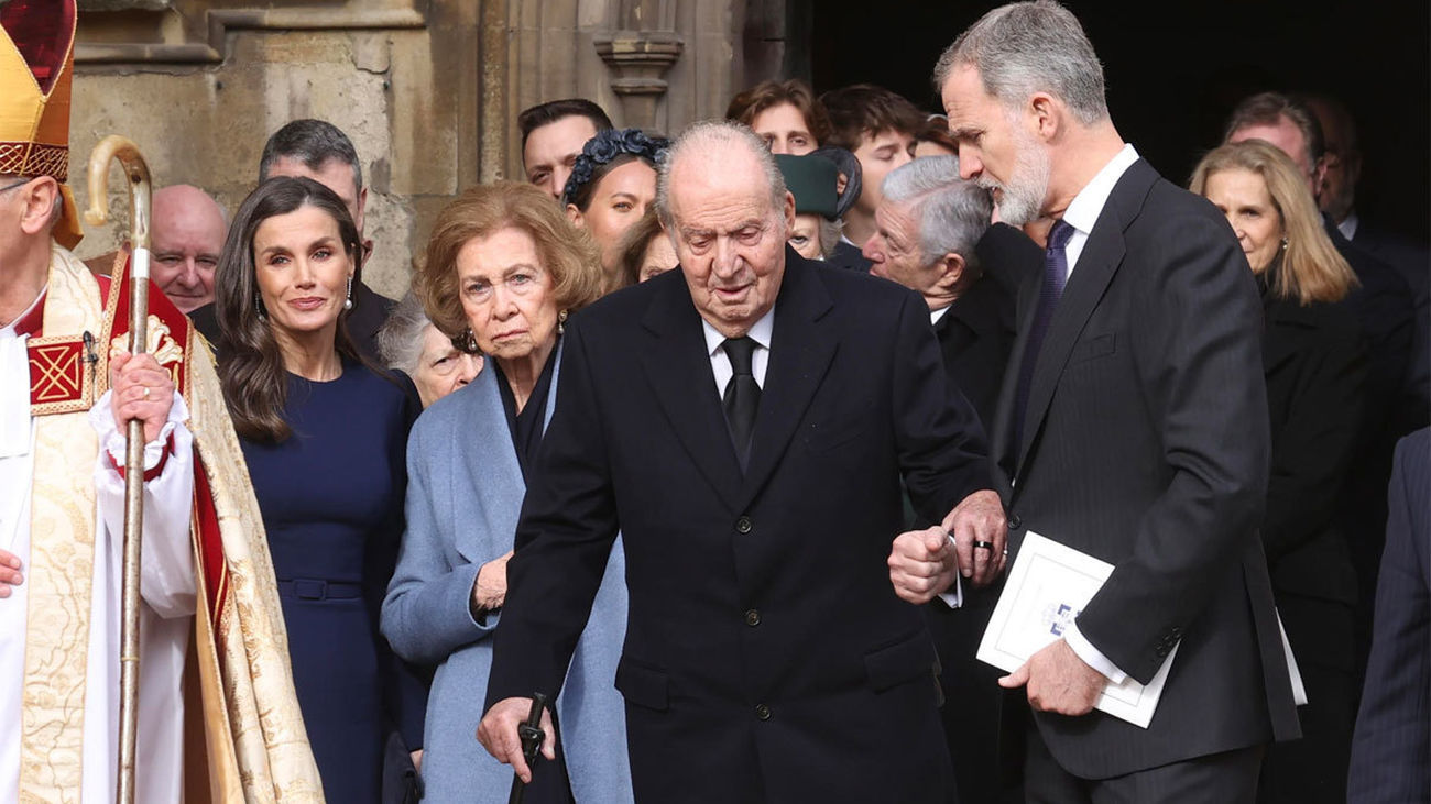 El emérito sale del brazo de Felipe VI tras la misa por el rey Constantino en Windsor