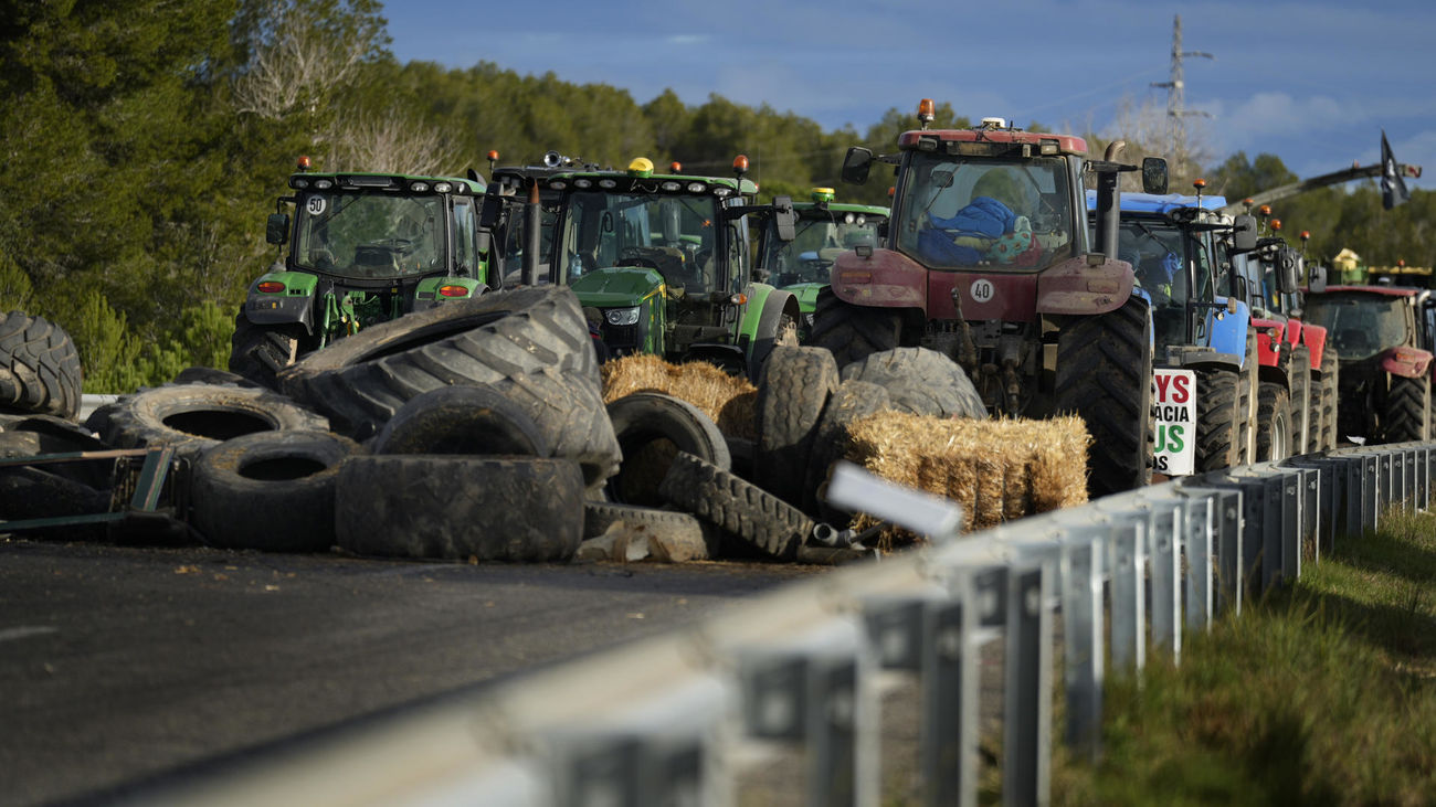 Agricultores catalanes bloquean la AP-7, la principal conexión con Francia