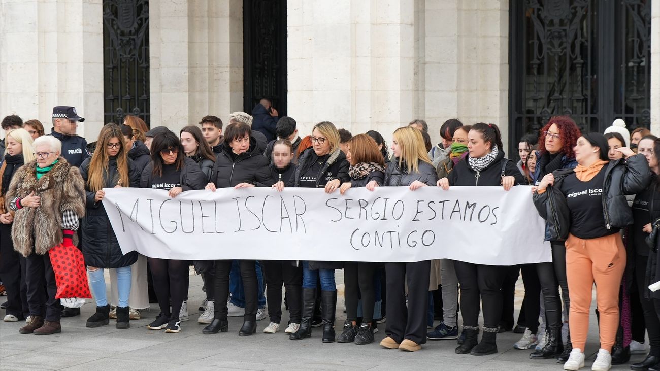 Decenas de personas en la Plaza Mayor de Valladolid durante el minuto de silencio por la muerte de un joven vallisoletano en Burgos