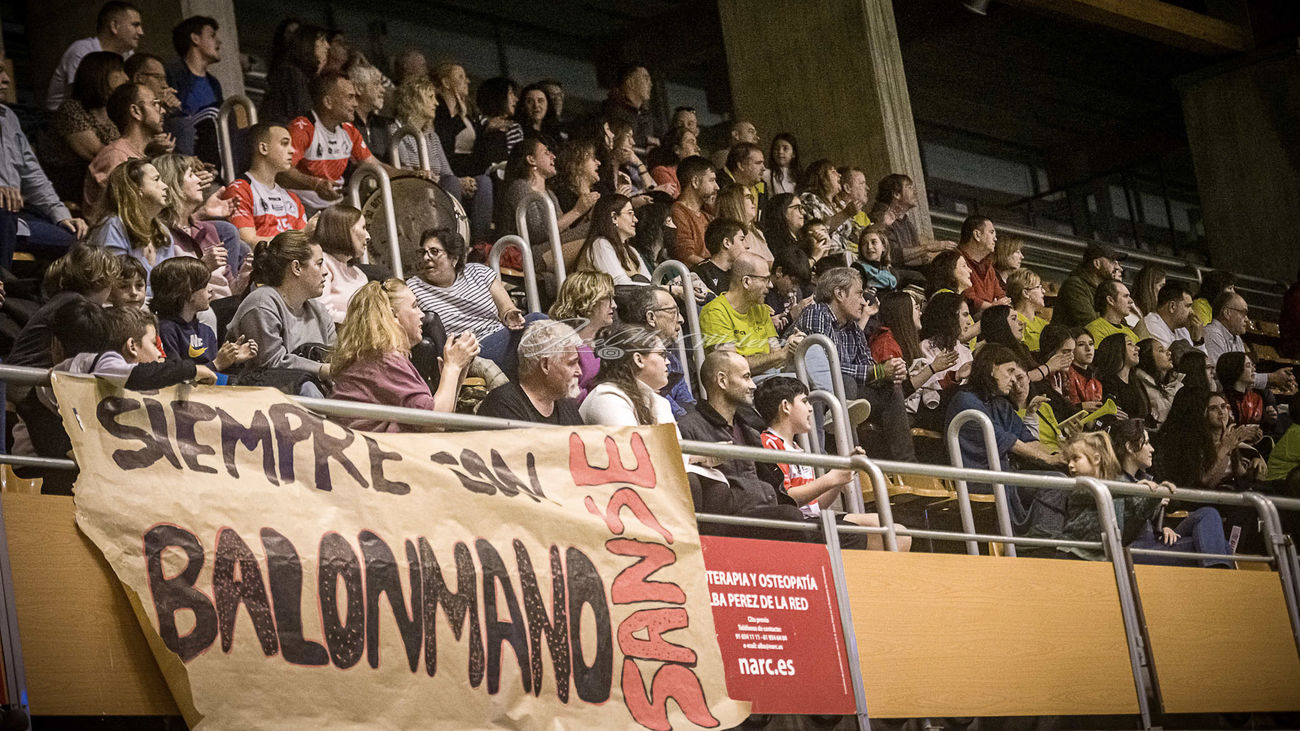 Balonmano Sanse y familias se concentran para protestar por la falta de espacios para entrenar