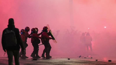 Radicales lanzan objetos contra la Ertzaintza antes del Athletic-Atlético de Copa