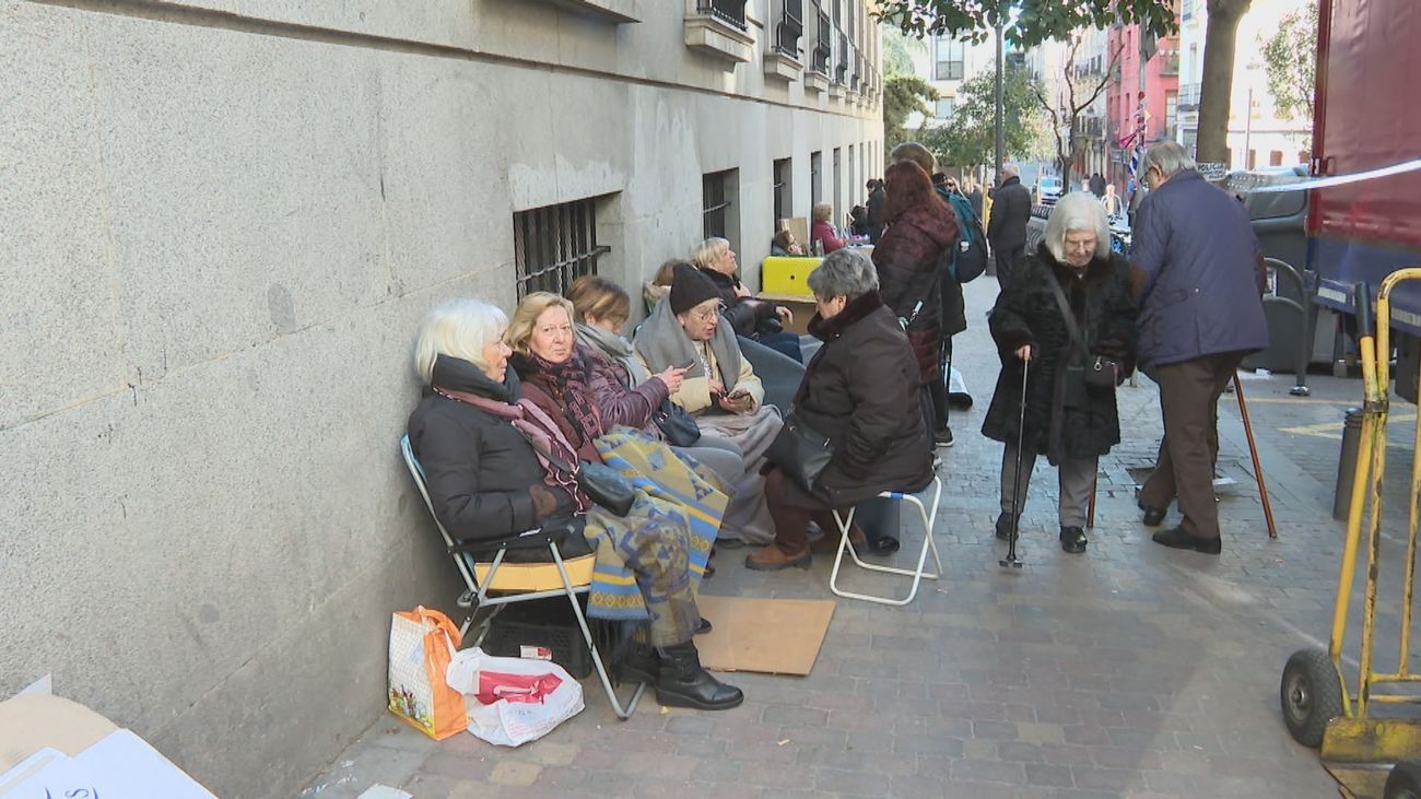 "Es el más grande", decenas de madrileños llevan varios días guardando cola para el besapiés de Jesús de Medinaceli