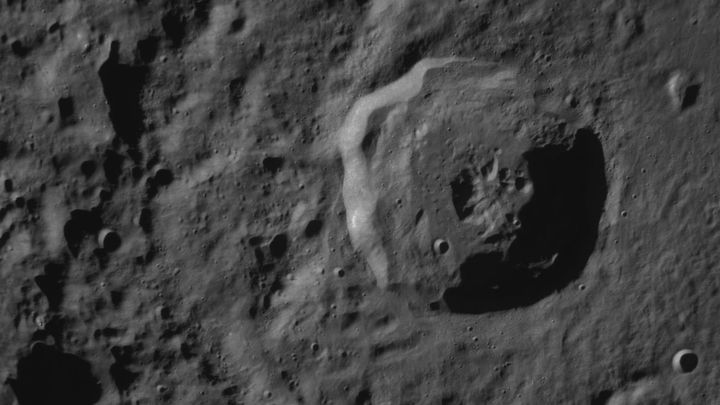 Imagen de la superficie lunar tomada por el modulo Odiseo / Intuitive Machines