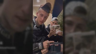 Sale a la luz un nuevo vídeo de los tiktokers 'Petazetaz' con vejaciones a un joven inconsciente