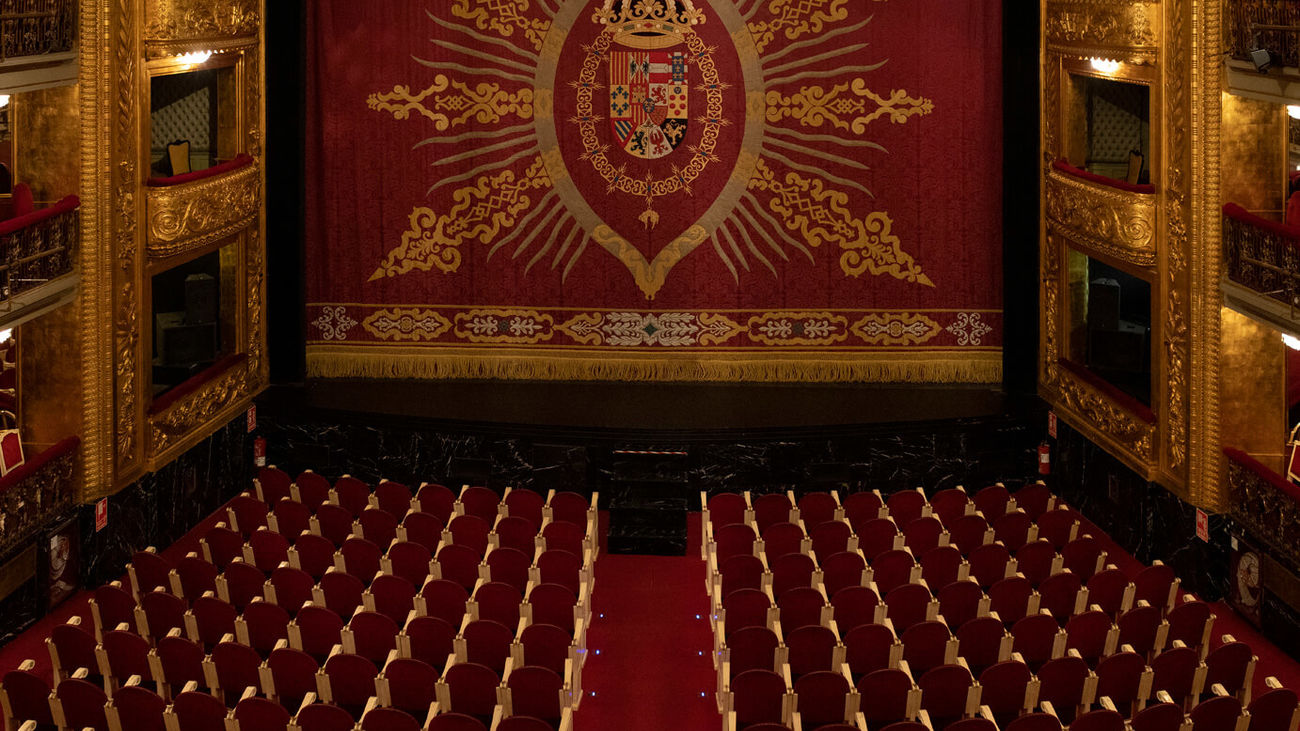 La Real Fábrica de Tapices restaura el telón del Teatro Español de Madrid