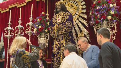 Los madrileños muestran su devoción a Jesús de Medinaceli con el tradicional besapiés