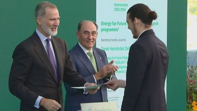 Felipe VI entrega los diplomas de las becas Iberdrola a un centenar de jóvenes