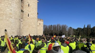Choque entre policías y trabajadores del campo frente a las Cortes de Aragón