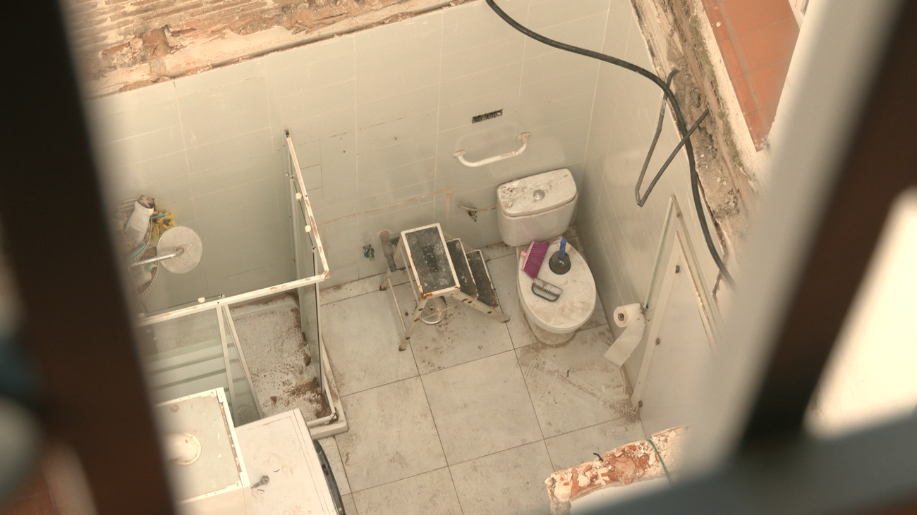 El administrador de una finca destroza parte de una vivienda en el Paseo de Extremadura