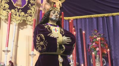 Fieles y devotos acuden al besapié de Jesús El Pobre