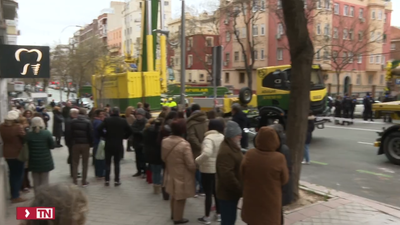 Polémica por una grúa de 70 toneladas que sobrevuela los edificios  de la calle Cavanilles en Retiro