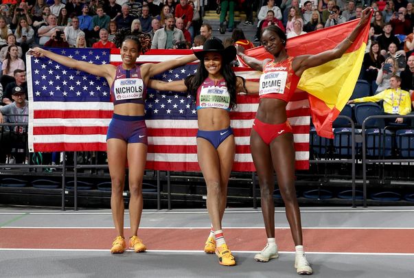 Fatima Diamé con la primera y segunda clasificadas / EFE