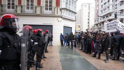 Cuatro detenidos y siete ertzainas heridos en los altercados durante una manifestación en Vitoria