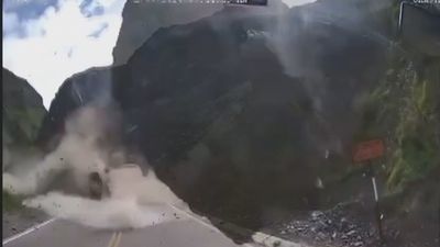 Una impresionante avalancha de rocas cae encima de una carretera en Perú atrapando a varios vehículos