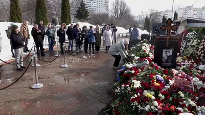 Cientos de personas guardan cola en el cementerio de Borísovo, en Moscú, para rendir homenaje a Navalni