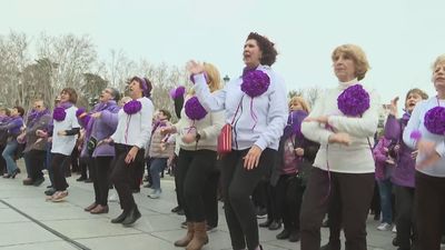Cientos de mujeres mayores se unen a 'flashmob' frente a Palacio Real para demostrar que están "activas"