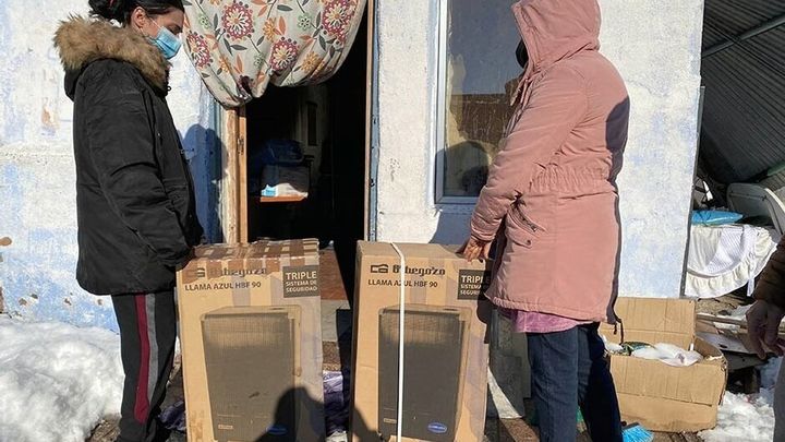 Fundación Madrina reparte estufas en la Cañada Real / FUNDACIÓN MADRINA
