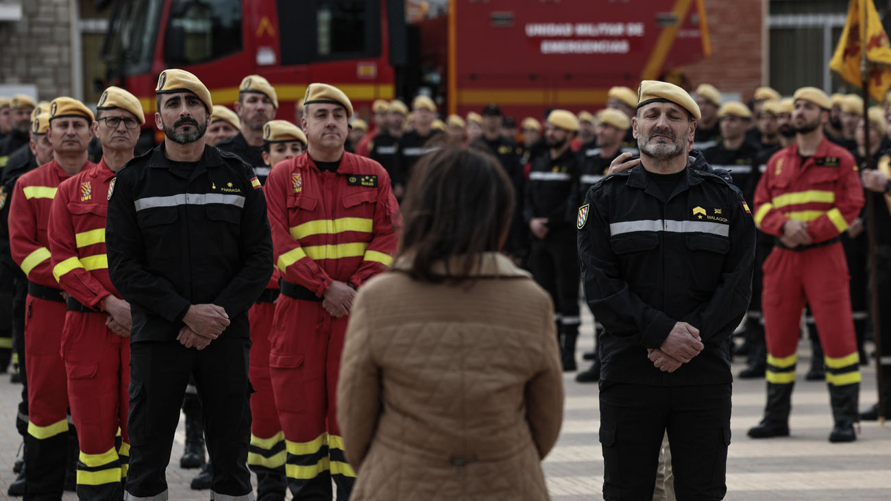 Margarita Robles, a los bomberos de Valencia: "Nos han dado un ejemplo de vida"