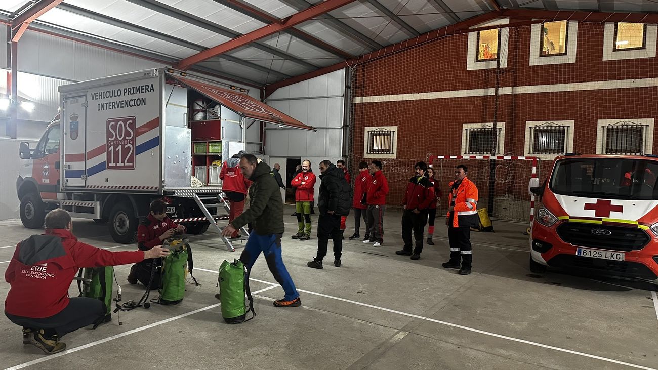 Los espeleólogos atrapados en una cueva de Cantabria consiguen salir tras la bajada de las aguas