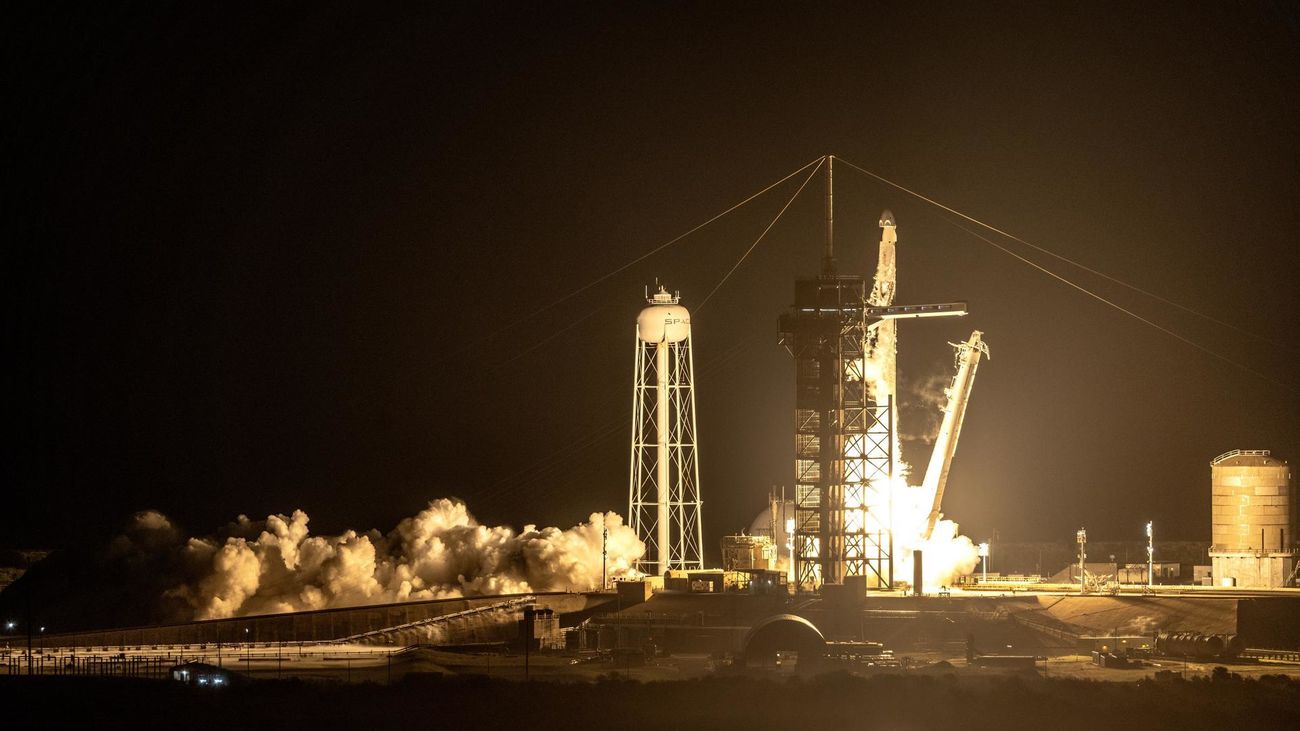 La nave espacial SpaceX Dragon Endeavor de la NASA en un cohete Falcon 9 que transporta al Crew-8 en su octava misión de rotación de tripulación
