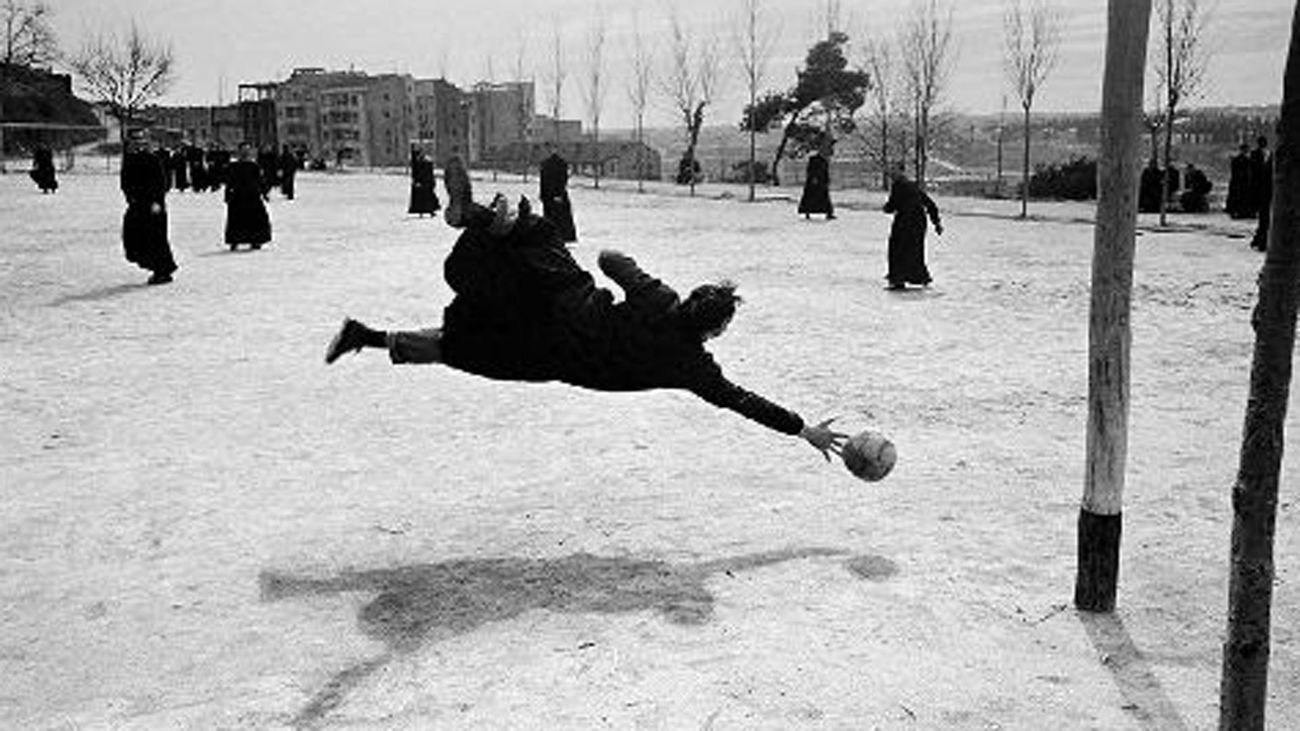 Un capellán jugando al fútbol en el Madrid en 1960, de Ramón Masats, es historia de la fotografía en España