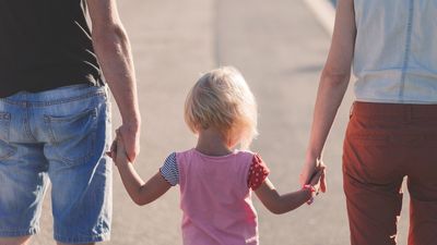 Cuando tener un hijo te hace pobre: gastar más y vivir peor