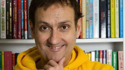 Albert Espinosa: "Hay que vigilar mucho a quien dejas entrar en tu vida porque luego es difícil sacarles"