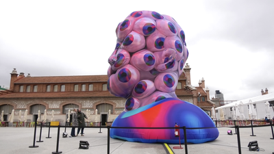 Matadero Madrid expone una escultura hinchable gigante para recibir la Semana del Arte