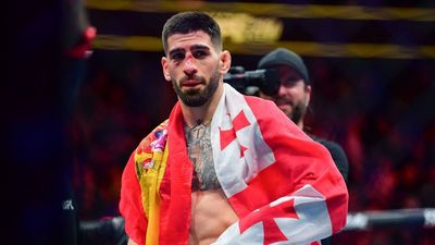 Topuria ya es español por... vía exprés