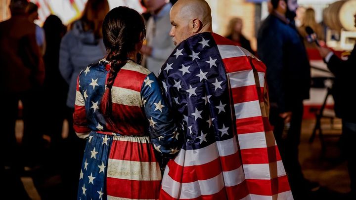 Matthew Saliba (R) y su hija Maddison (L) esperan a que la candidata presidencial republicana de Estados Unidos, Nikki Haley, hable en un evento de campaña en Norfolk Hall / EFE