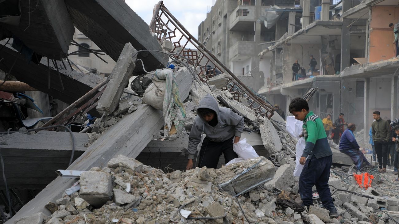 Personas bajo los escombros tras un ataque de Israel