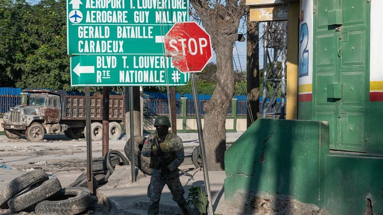Policía y el Ejército, vigilan este lunes el aeropuerto internacional en Puerto Príncipe (Haití)