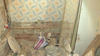 Los inquilinos de un piso de Móstoles dejan de pagar por las averías y el dueño dice que es culpa suya