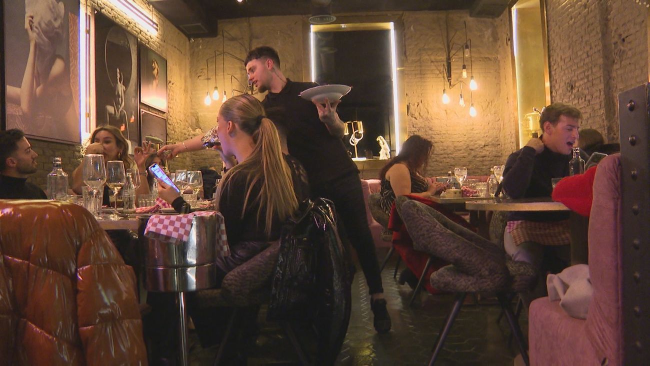 Clientes, trabajadores y empresarios, en contra de adelantar la hora de cierre de restaurantes