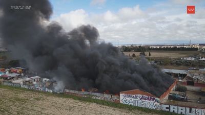 El día después del fuego que arrasó varias naves en Leganés