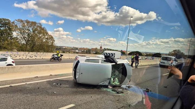 El vuelco de un coche provoca varios kilómetros de atascos en la M-607, a la altura de Tres Cantos