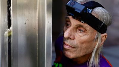 El 'Spiderman' francés escala un rascacielos de 217 metros a sus 61 años