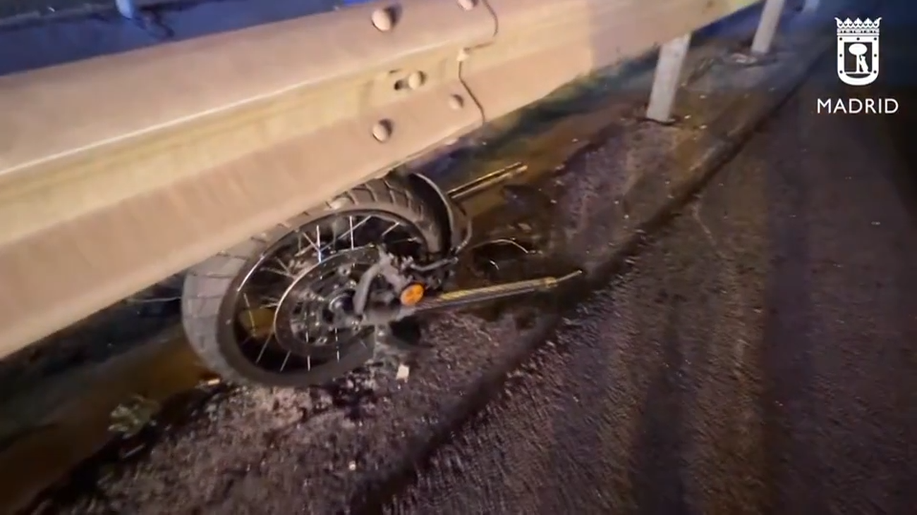 Accidente de moto en la M-30: un motorista de 57 años se fractura los dos tobillos tras chocar con un turismo