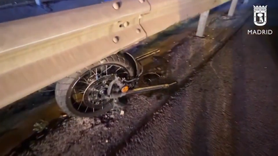 Accidente de moto en la M-30: un motorista de 57 años se fractura los dos tobillos tras chocar con un turismo