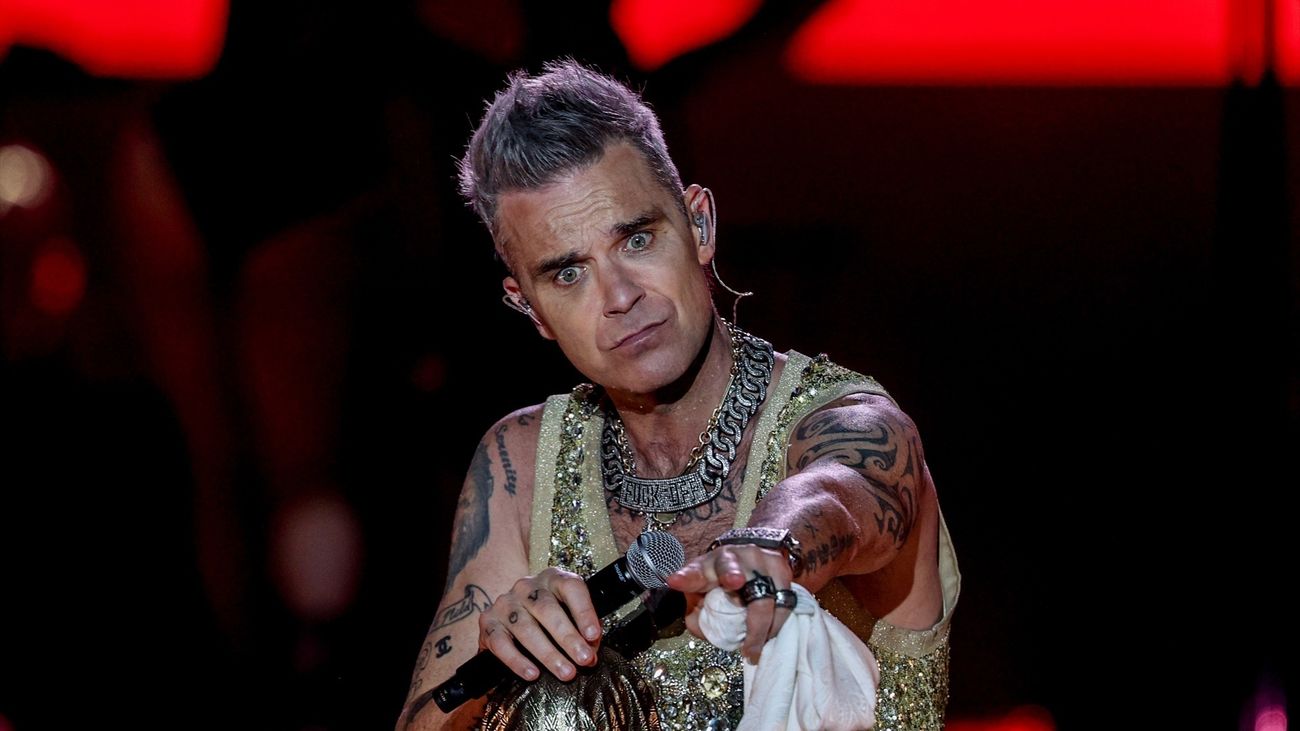 El cantante Robbie Williams durante una actuación en la primera jornada del festival Mad Cool 2023