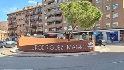 Alcalá restaurará la rotonda dedicada al ciclista Rodríguez Magro que resultó dañada en un accidente