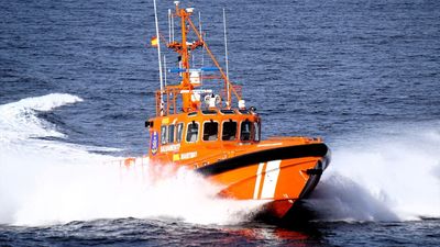 Cuatro muertos entre los 68 inmigrantes rescatados de un cayuco cerca de El Hierro