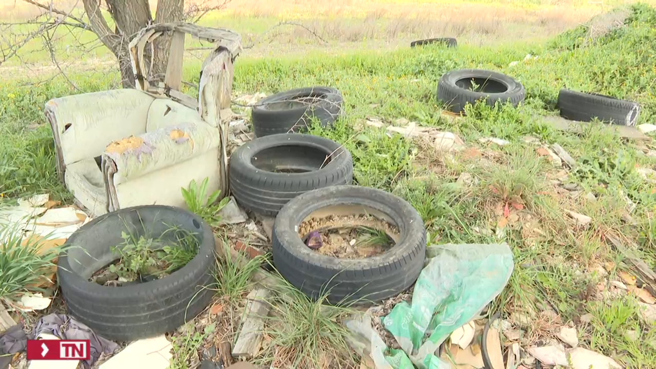 Fuenlabrada pide al Ministerio de Transportes que limpie el basurero junto a la R-5