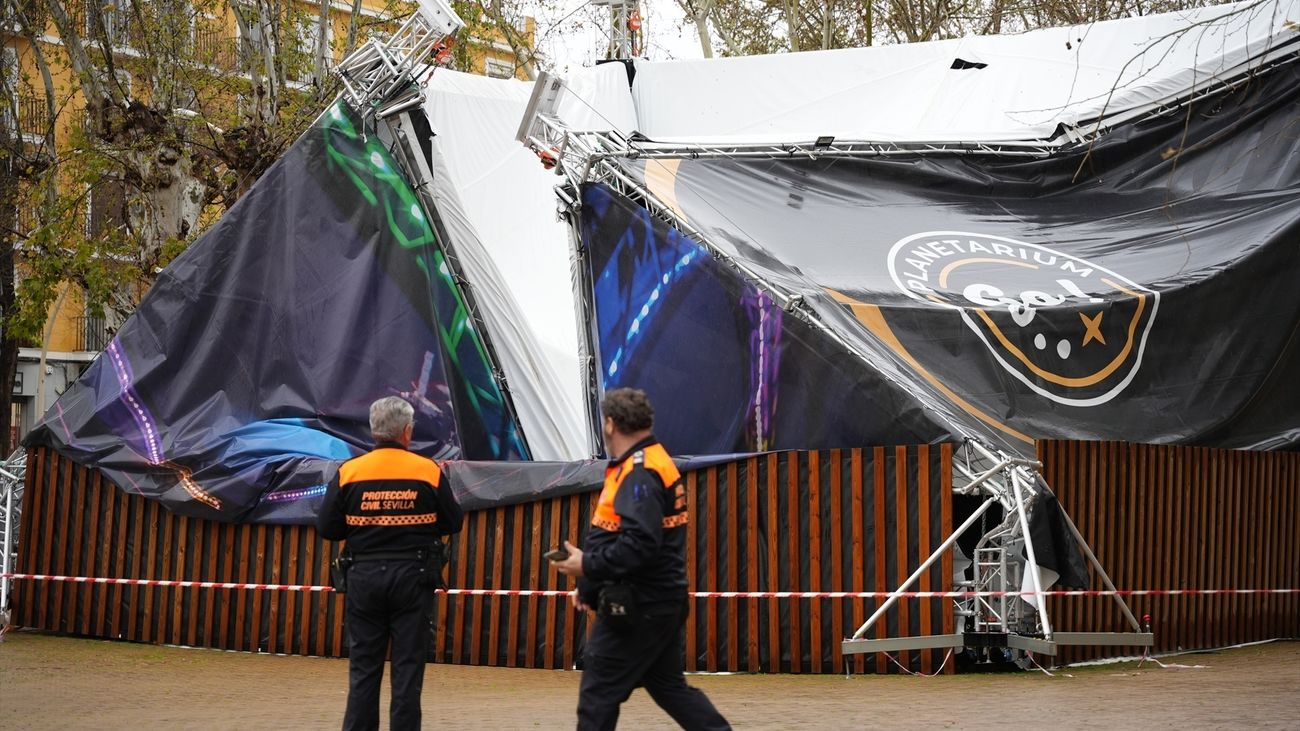El viento y la lluvia, causas del desplome de la carpa del planetario de Sevilla