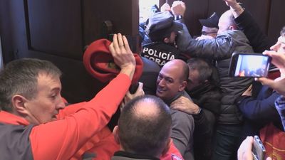 Un grupo de agricultores trata de entrar por la fuerza en el Parlamento de Navarra